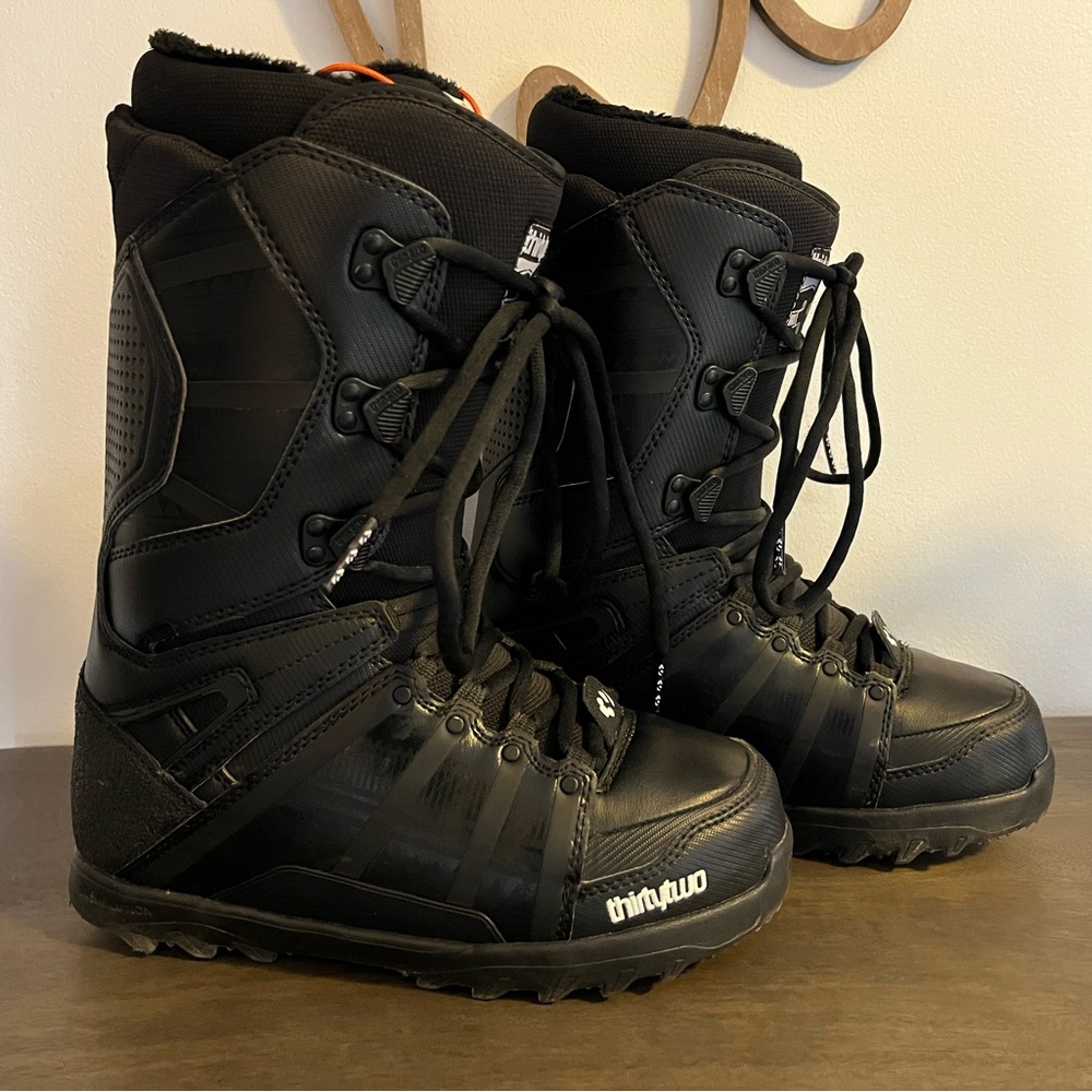 Thirty two snowboard boots